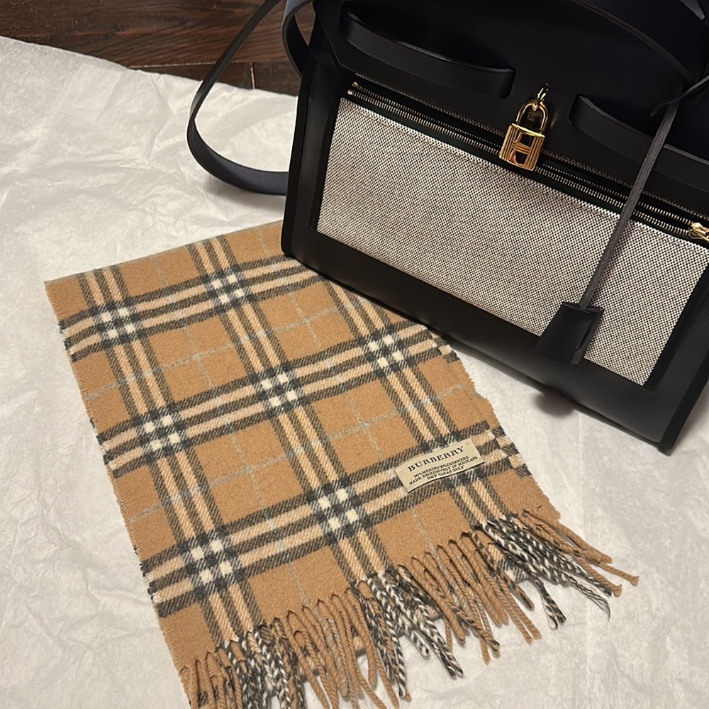 Sold ❤️Burberry scarf 🧣 in amazing condition